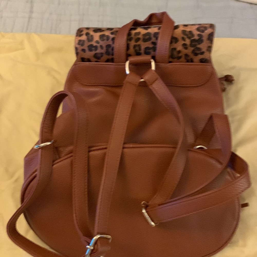 Venus Napsack with faux fur cheetah print flap NWOT - Picture 5 of 11